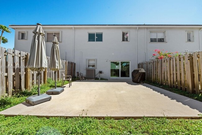 Building Photo - 930 SW 147th Ct