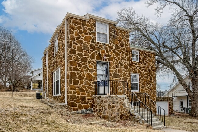 Building Photo - 223 N 6th St