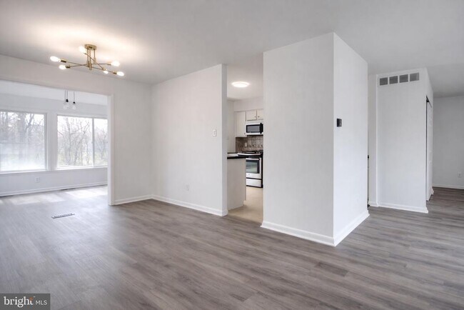 Building Photo - 49 Brambling Ln