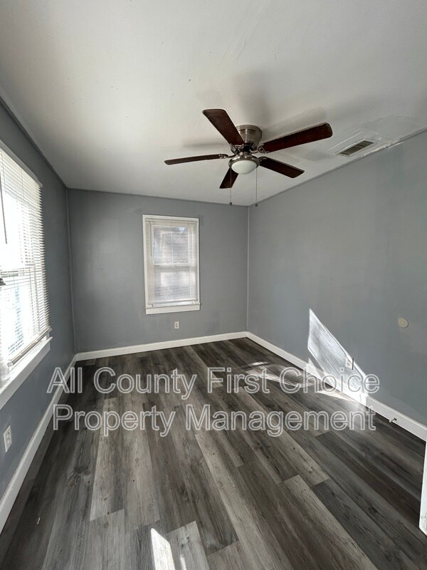 Building Photo - 915 Ewing Ave