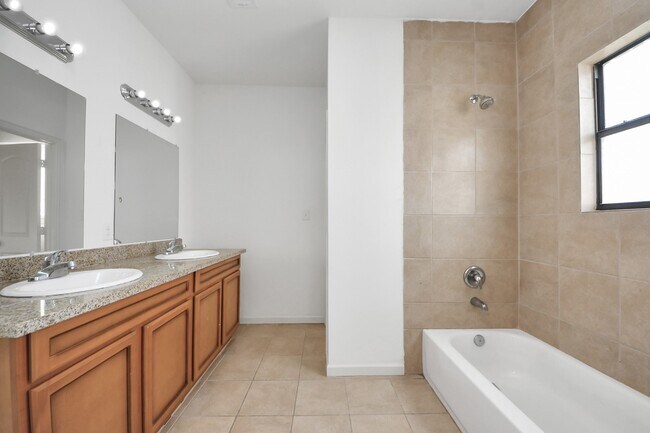 Building Photo - 4303 Oakridge Dr