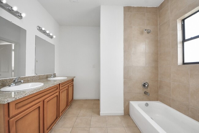 Building Photo - 4347 Oak Ridge Dr