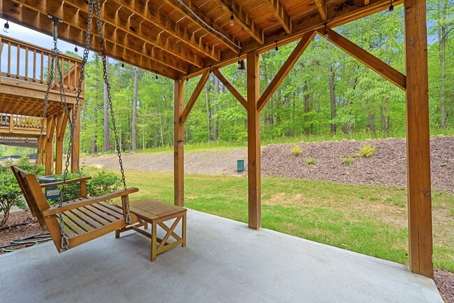Building Photo - 3be/2.5ba 3-Level Townhouse Key Location Between Durham and Chapel Hill