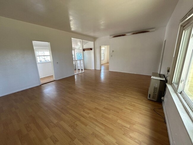 Building Photo - 2 Bed 1 Bath Large House with Fenced Yard and Washer Dryer Hookups
