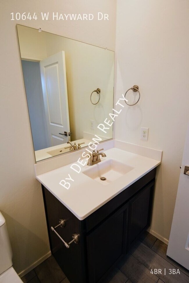 Building Photo - Like-New 4BR/3BA Corner Lot Home in Gladde...
