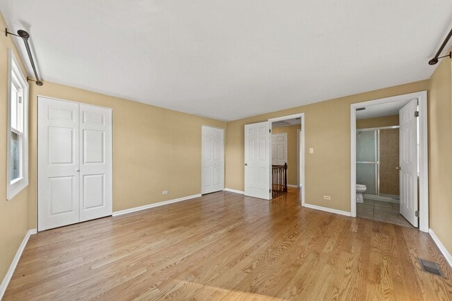 Building Photo - Buffalo Grove 4 Bedroom located in the Stephenson School District!