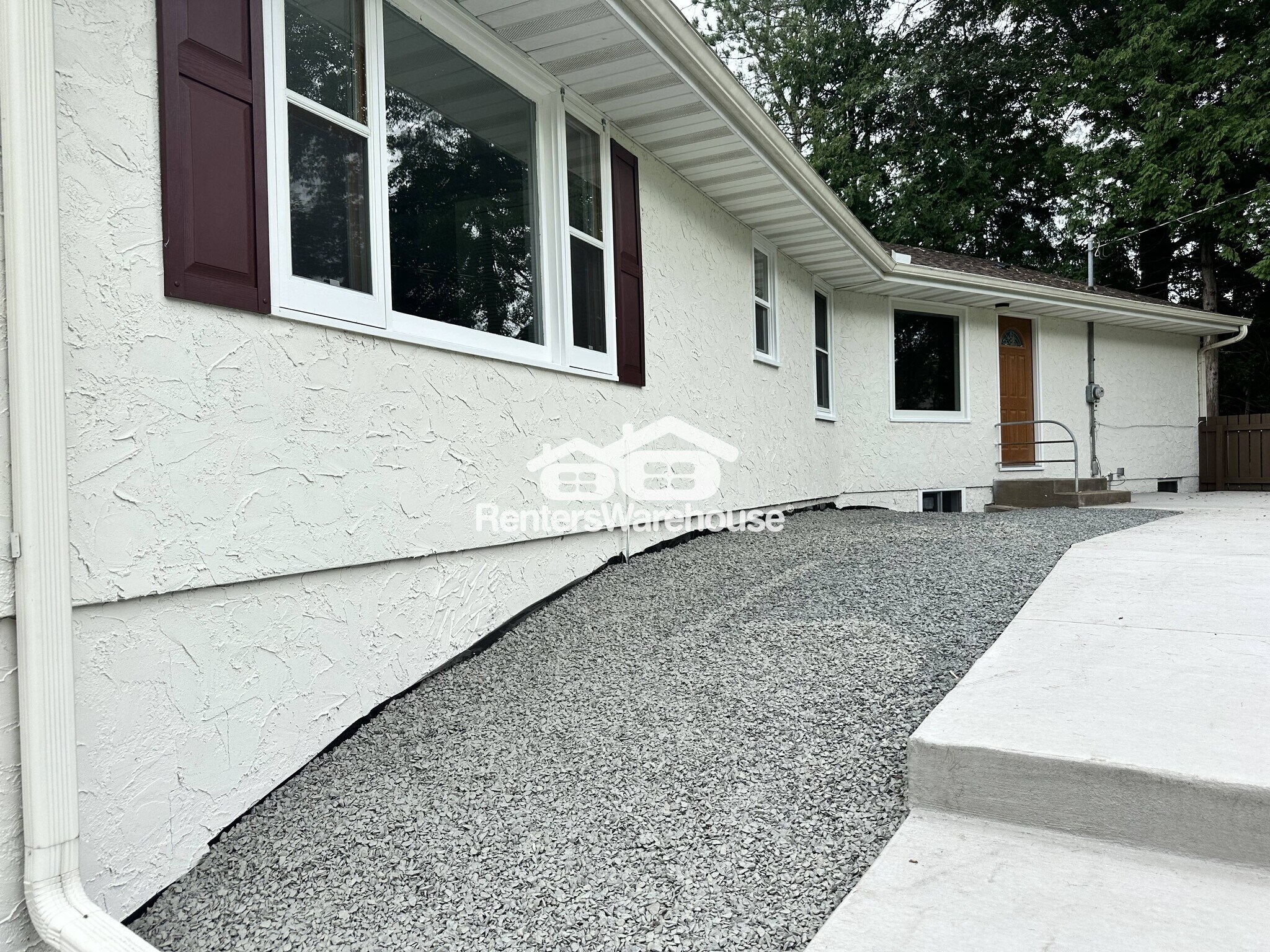 Building Photo - 3311 Interlachen Dr NE