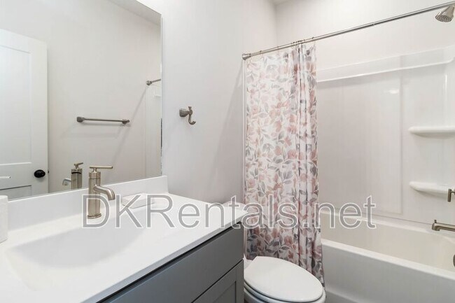 Building Photo - 964 N Circle Dr NW