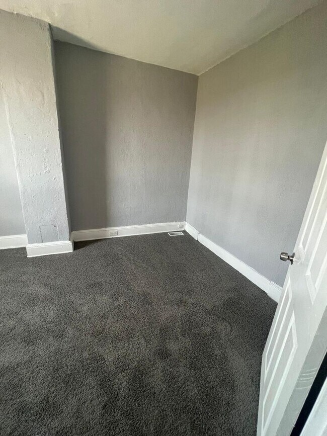 Building Photo - Four Bedroom One Bathroom Unit Recently Re...