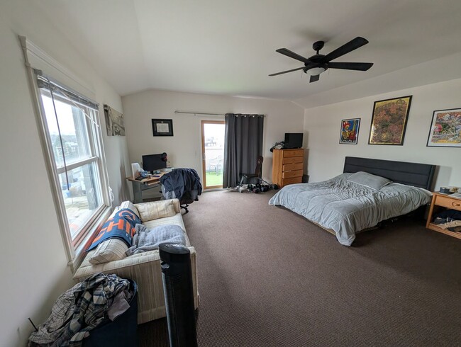 Building Photo - Rarely on the Market! Luxury 4-Bed/3-Bath Duplex in Lincoln Park