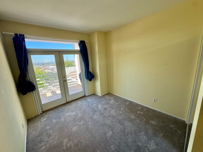 Building Photo - PENTHOUSE-STYLE UNIT IN SIGNAL HILL  w/180 degree Views 3Br/2Ba $3900mo