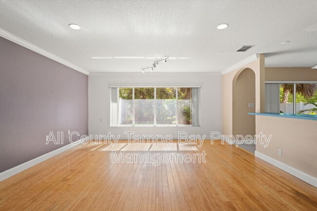 Building Photo - 2725 N Myrtle Ave