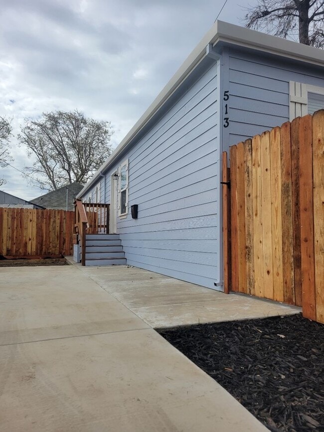 Building Photo - Available soon! 2 bed/2 bath Close to Downtown Lodi