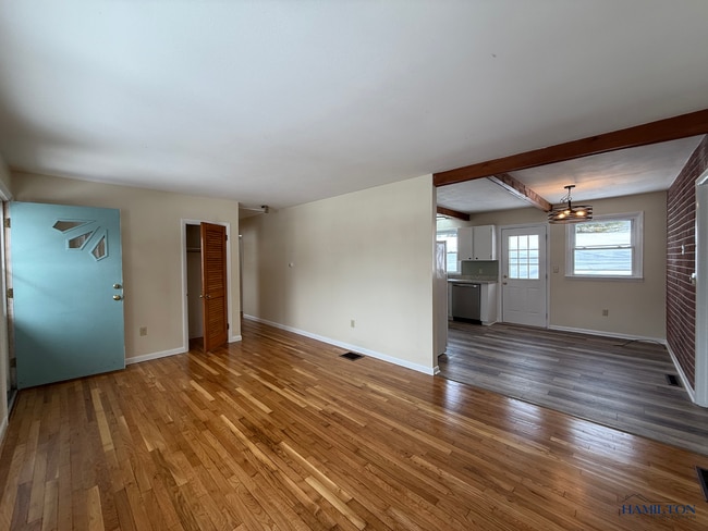 Building Photo - 4332 E Lake Rd