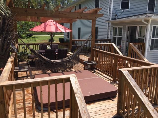 Hot tub and deck - 3300 Butterworth Cir