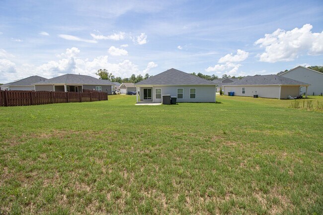 Building Photo - Gorgeous 3 Bedroom, 2 Bath ~ Minutes to Fo...