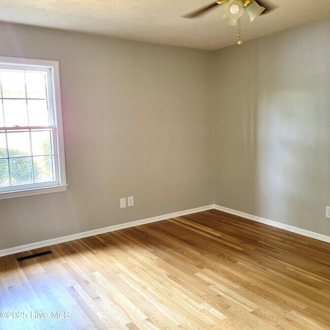 Building Photo - 62 Pine Ridge Dr