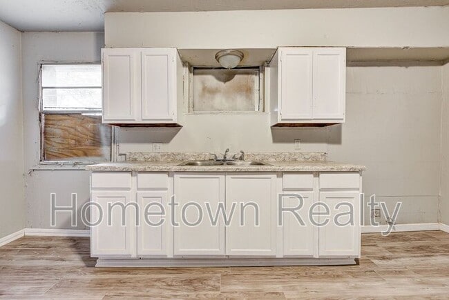 Building Photo - 1135 N Billen Ave