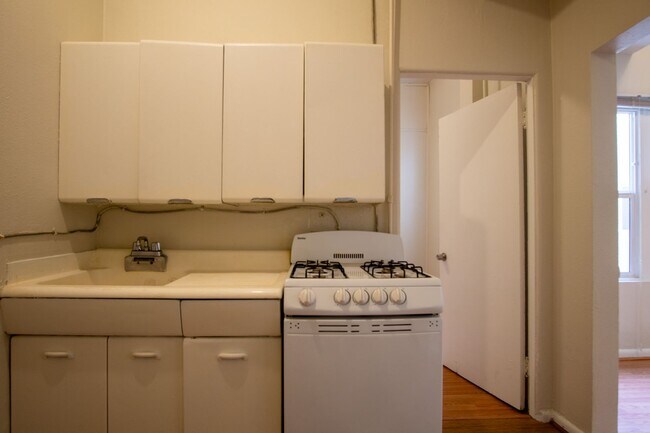 Building Photo - Kenton Neighborhood 1-Bedroom Ready Mid-No...