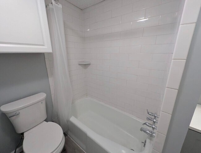 Building Photo - Live Comfortably in Troy – Renvated 1-Bedr...