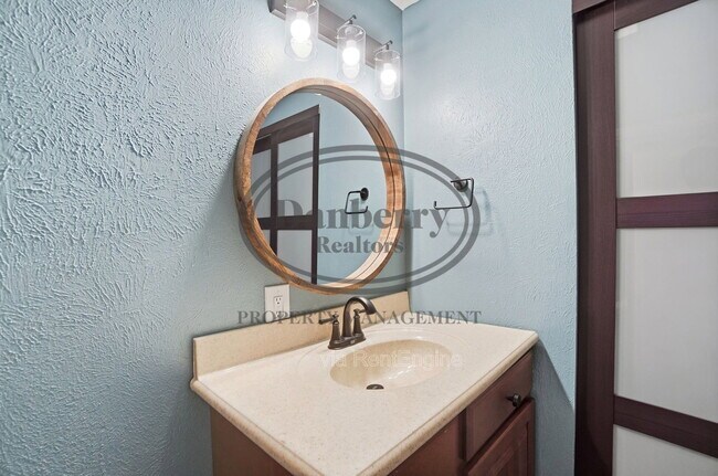 Building Photo - 1133 N Byrne Rd