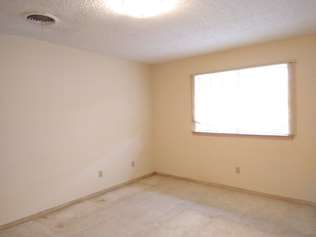 Building Photo - 1541 Maplewood Dr