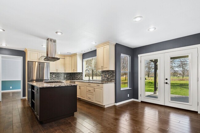 Building Photo - Parkside Paradise: Spacious 5-Bed Luxury in Hobble Creek