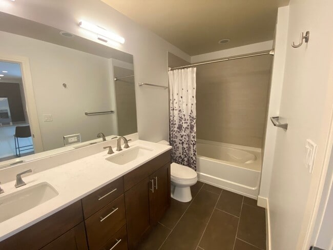 Building Photo - Updated One Bedroom Condo at The Peloton. ...
