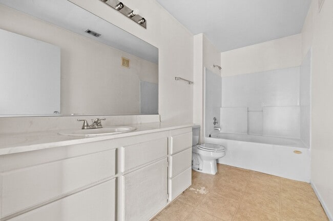 Building Photo - 2nd Floor Condo in a Gated Northeast Commu...