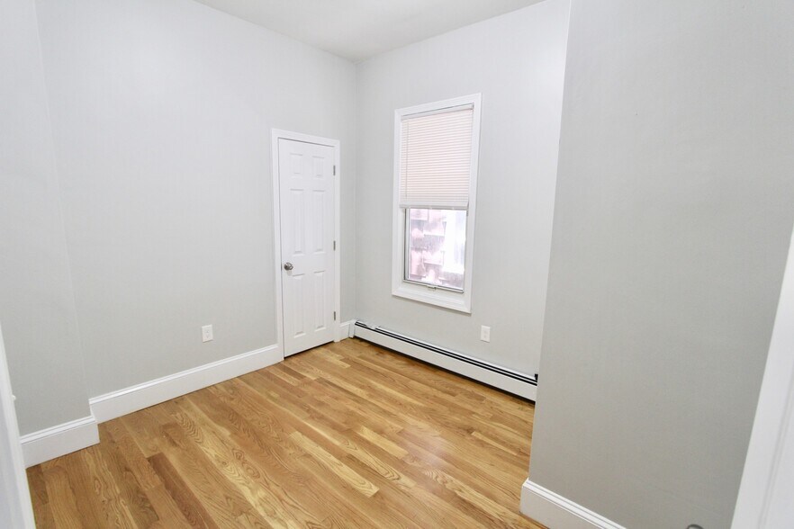 Building Photo - 460 Saratoga St