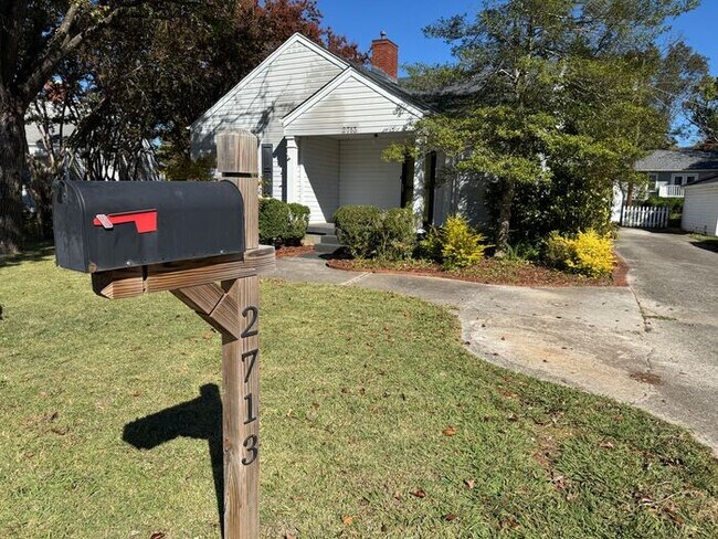 Building Photo - Medical District Location, Fenced Yard, an...