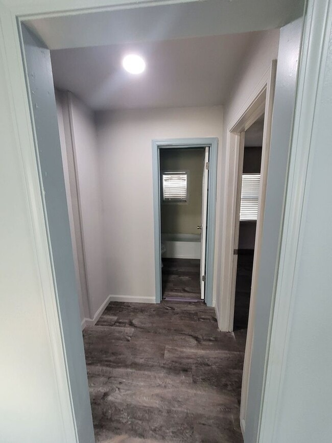 Building Photo - 555 E Harmon Dr