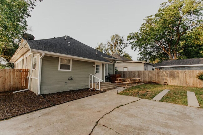 Building Photo - 3728 Homan Ave