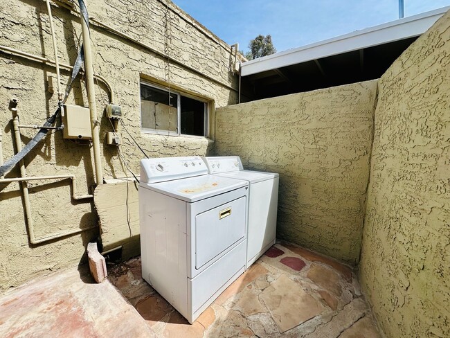 Building Photo - RogerRd237-243