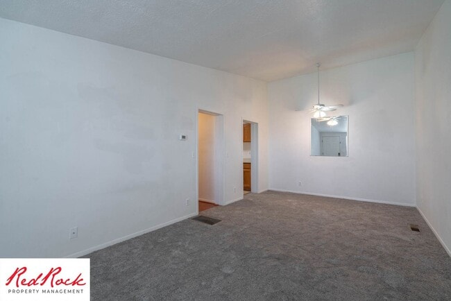 Building Photo - Charming 2 Bed / 1 Bath Apartment in a Prime Location