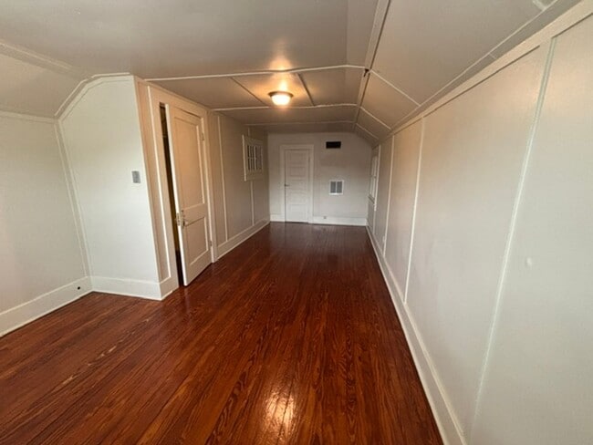 Building Photo - 3044 Wilshire Dr