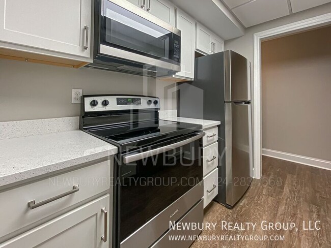 Building Photo - Luxury 1-Bedroom Penthouse with Modern Ren...