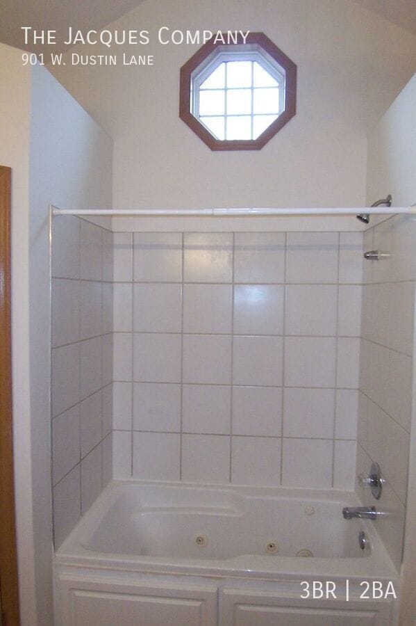 Building Photo - 901 W Dustin Ln