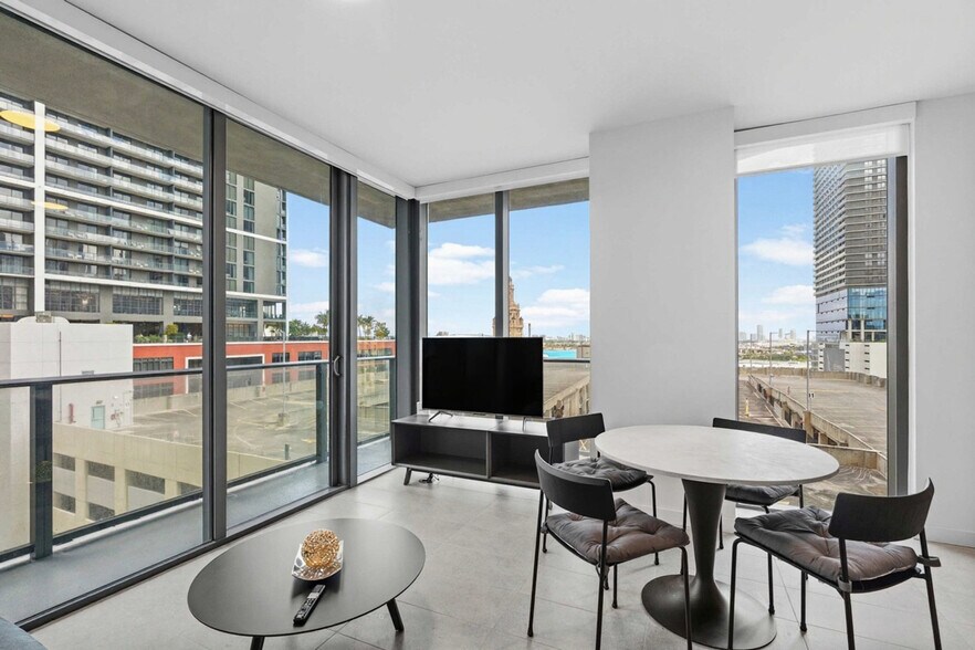 Building Photo - 121 NE 5th St