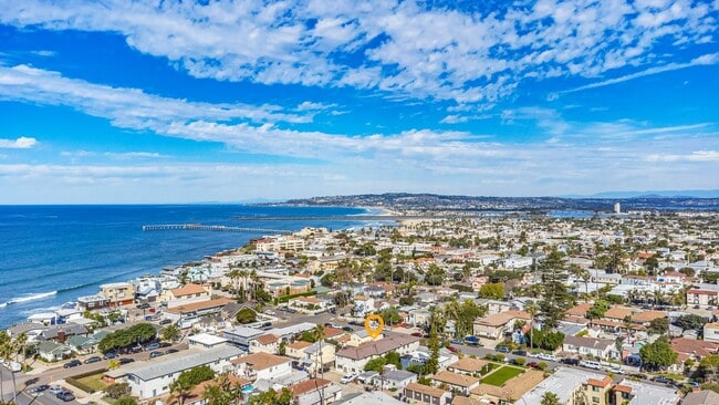 Building Photo - 4867 1/2 Del Mar Avenue-