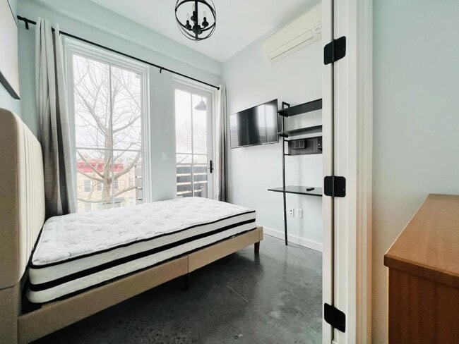Building Photo - Furnished room/NOT APARTMENT