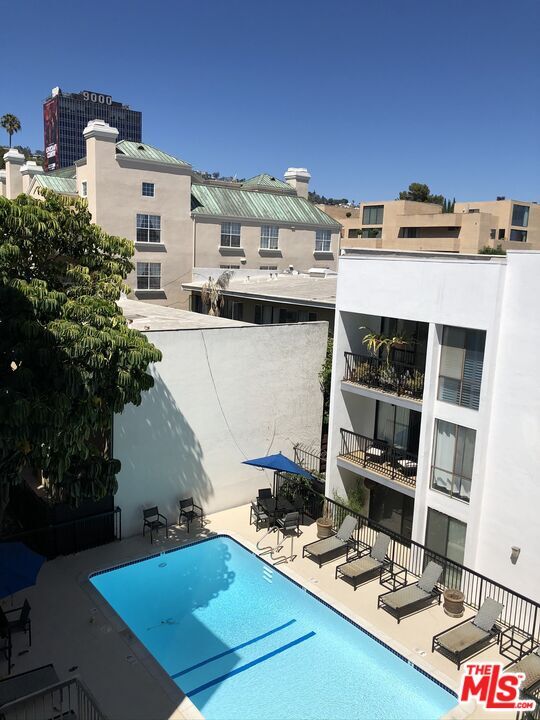 Building Photo - 906 N Doheny Dr