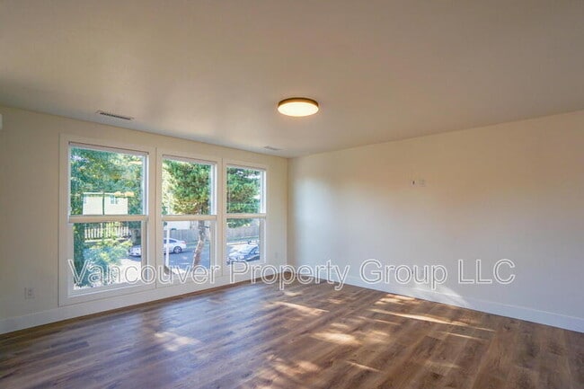 Building Photo - 819 SE Olympia Dr