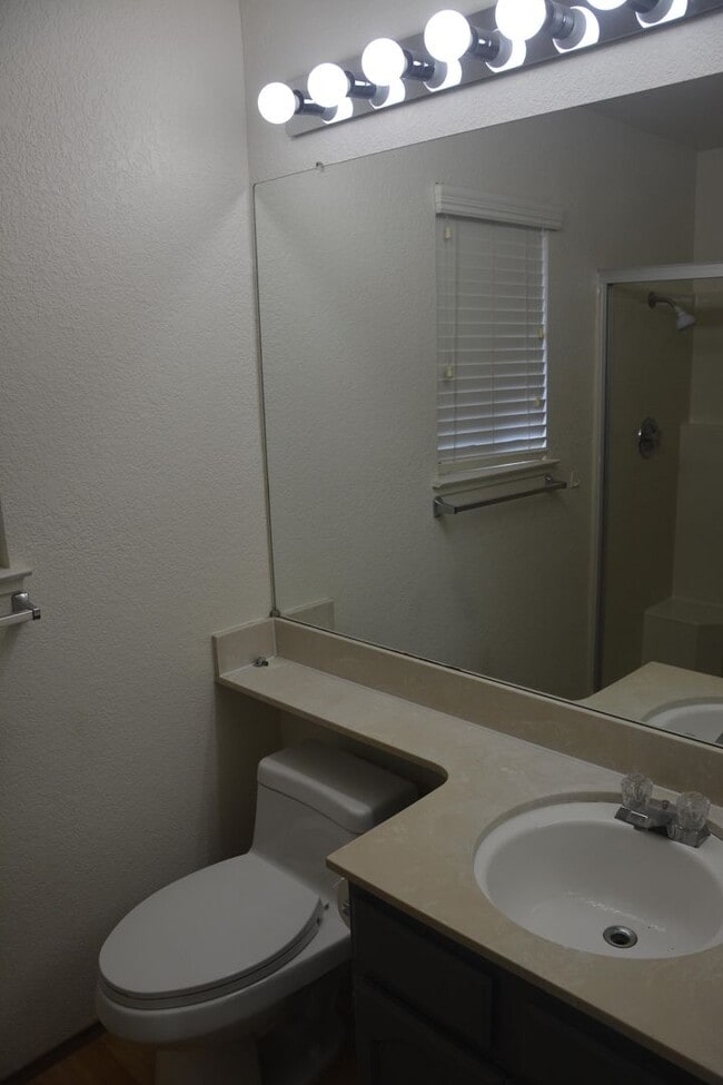 Building Photo - Hillcrest area 2 bedroom, 2 bath with 2 ca...