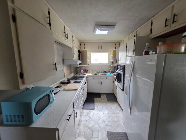 Building Photo - 3BR/2BA/2CarGarage Only A Few Minutes From Everything!