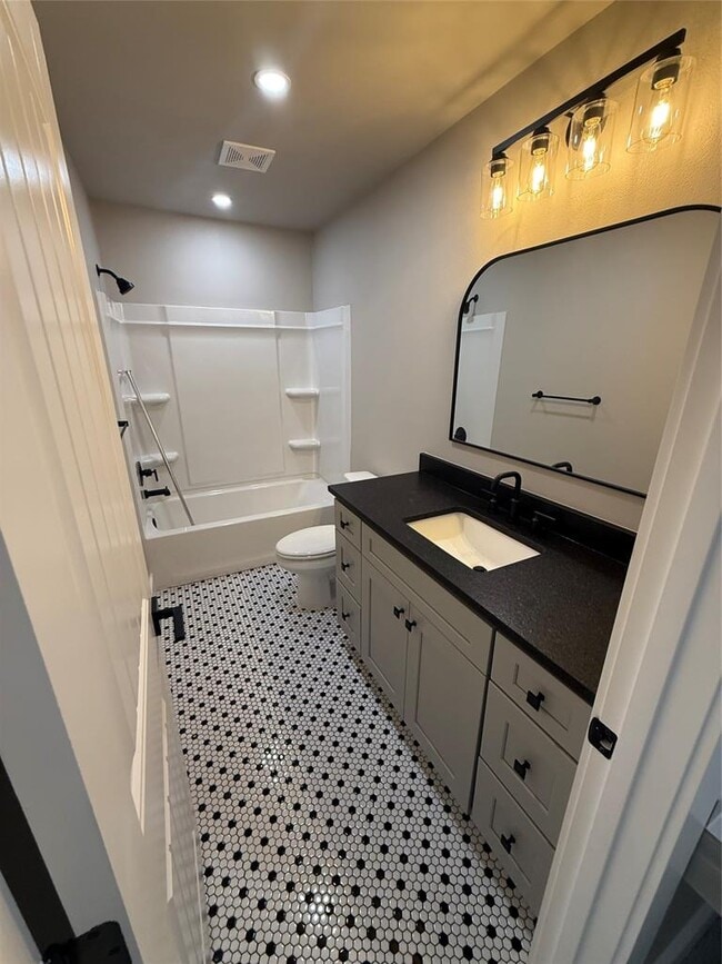 Building Photo - 201 N Vandeveer St