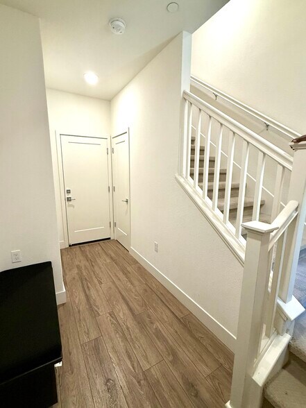 Building Photo - 204 Plum Tree St