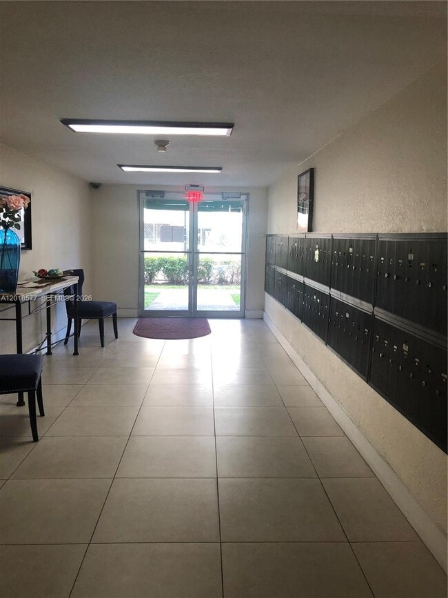 Building Photo - 9350 Fontainebleau Blvd