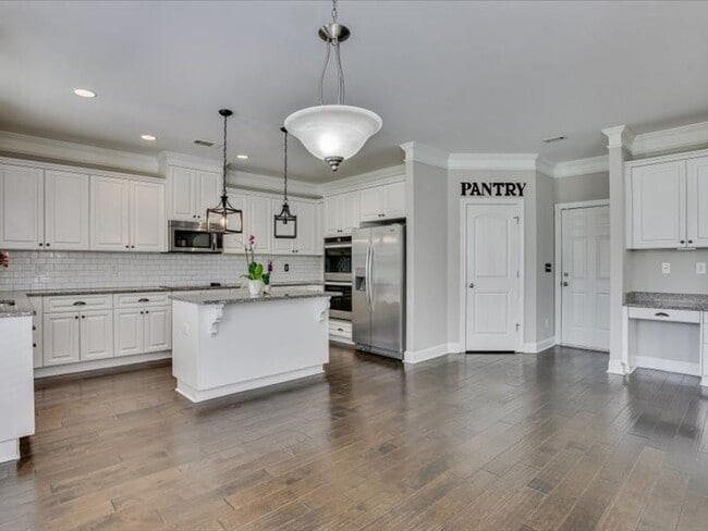 Building Photo - 5 Bedroom 3 Bath In Evans!