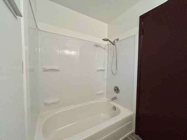 Building Photo - Bright and Open 3 Bed, 1 Bath House!